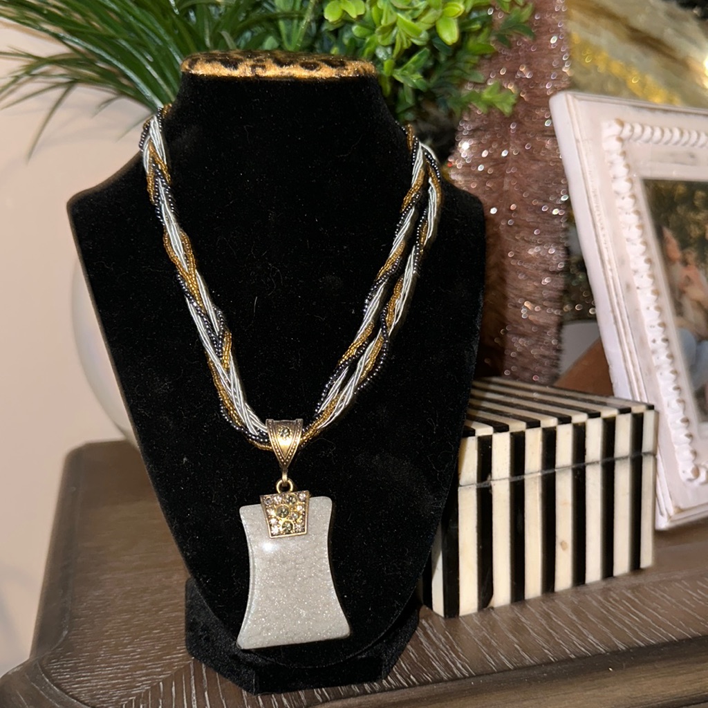 Beautiful Fashion Necklace With Quartz Pendent Rhinestones Inside The Pensant